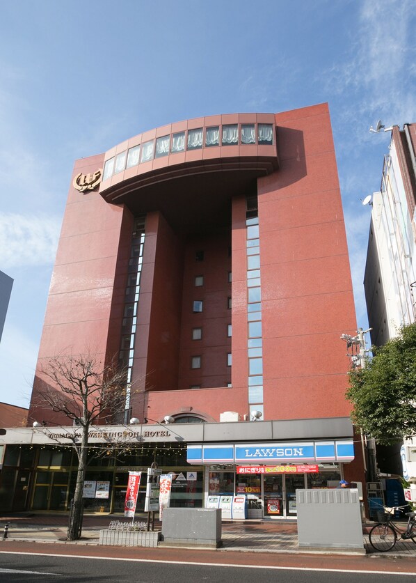 A hotel with a prominent curved facade, large windows, and a sign for a Lawson convenience store at the ground level. - Yamagata Nanokamachi Washington Hotel (Yamagata)