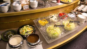 Un buffet proposant une variété de plats et d'accompagnements.