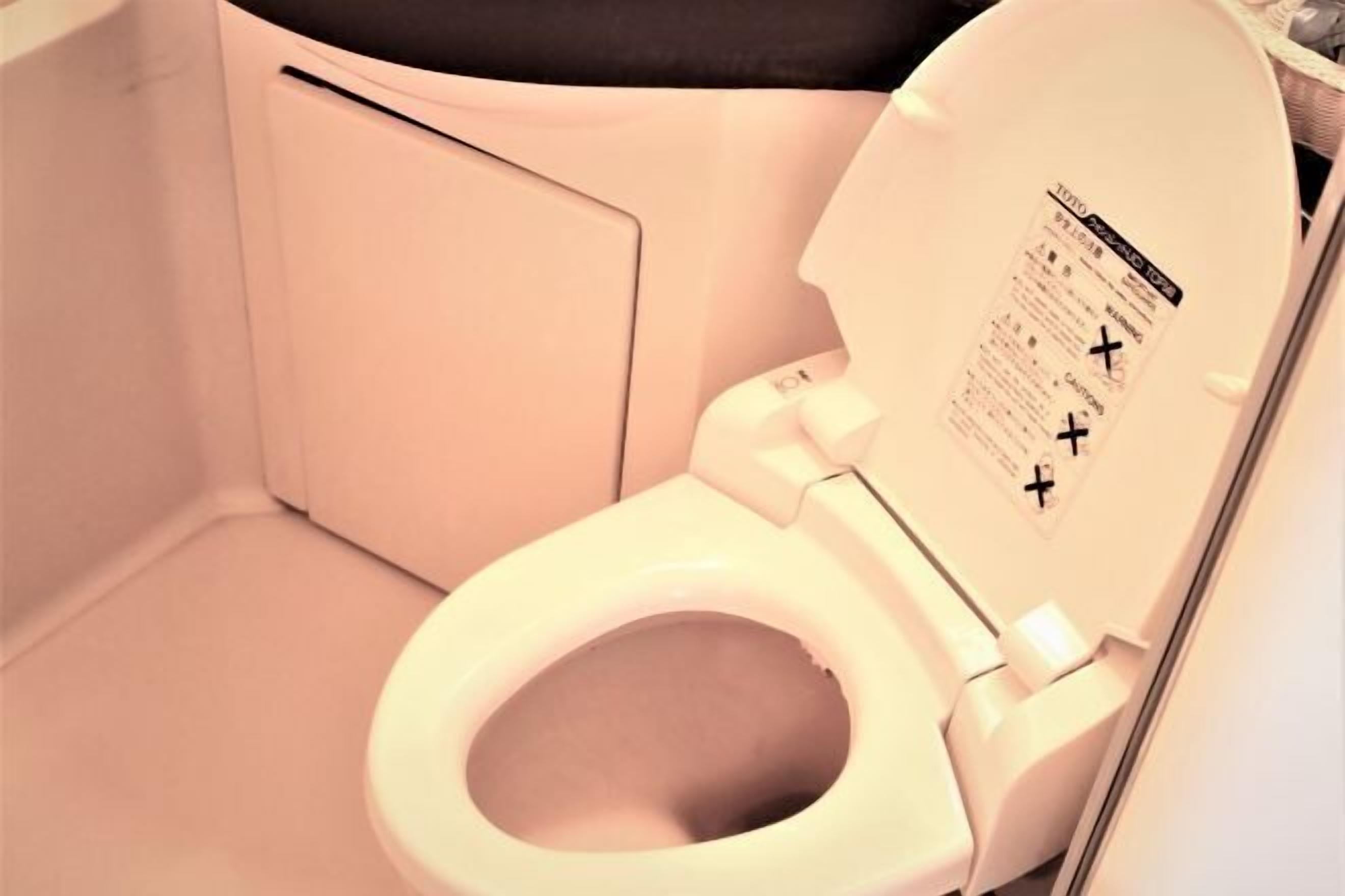 Tina con regadera, tina profunda, amenidades de baño gratuitas 