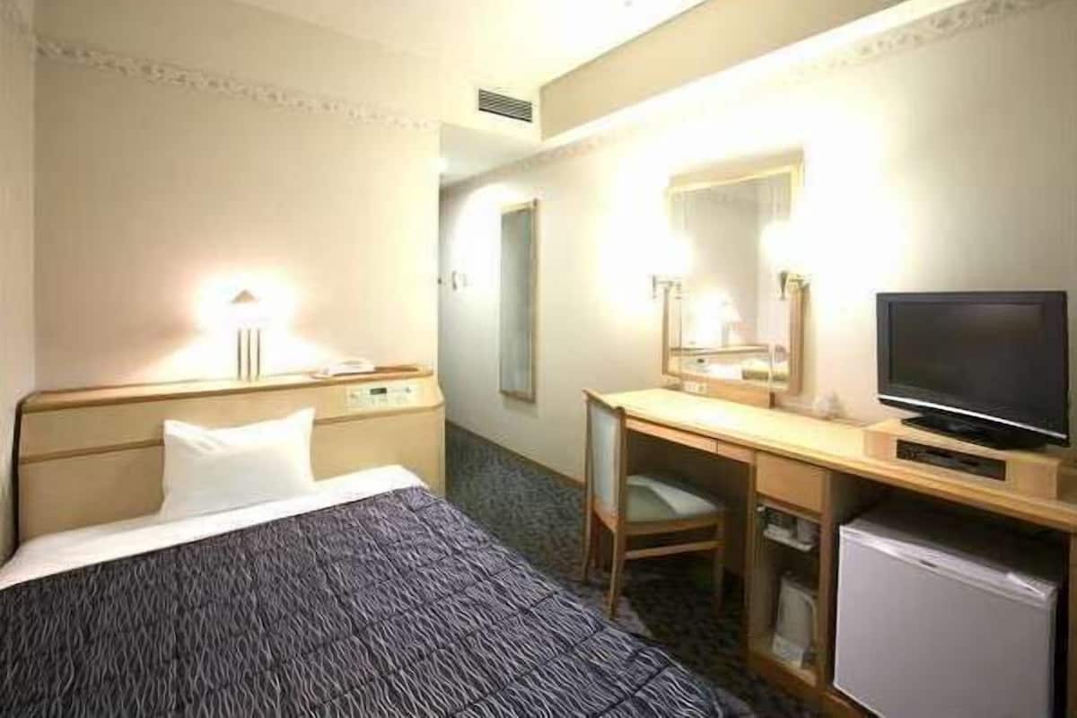 Desk, blackout drapes, free WiFi, bed sheets