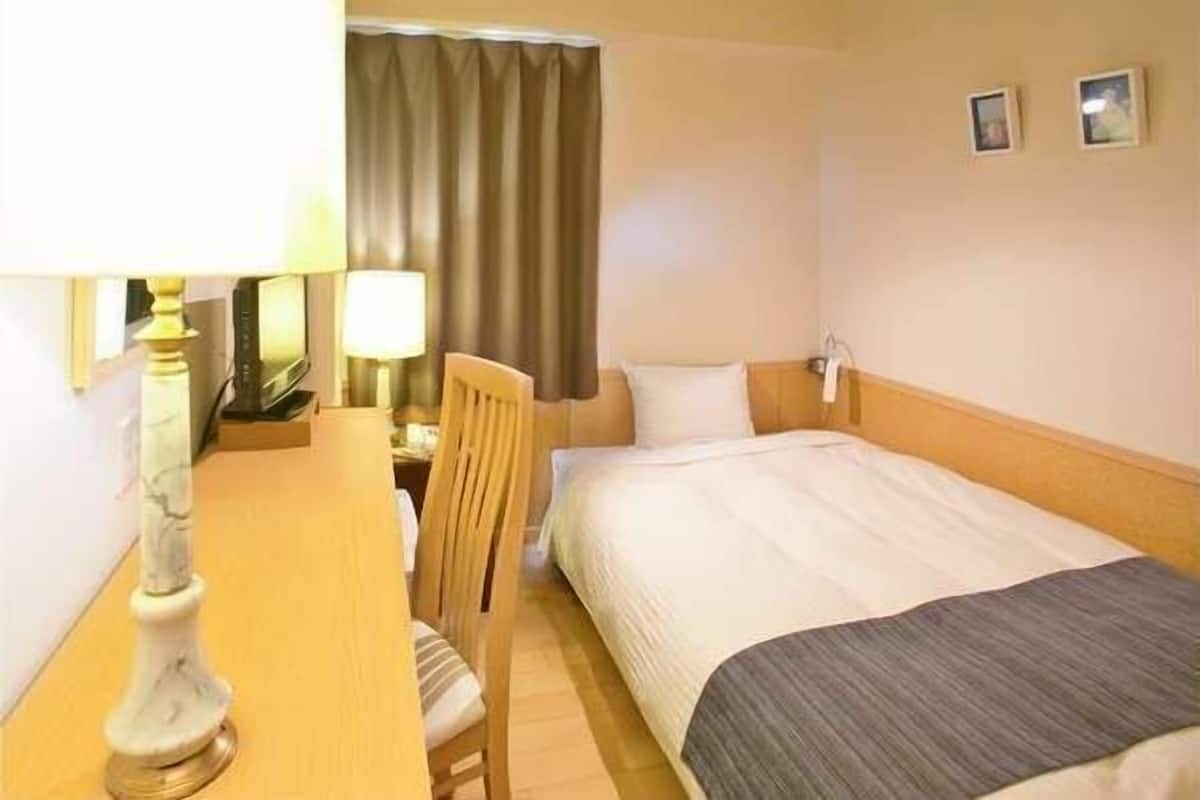 Desk, blackout drapes, free WiFi, bed sheets