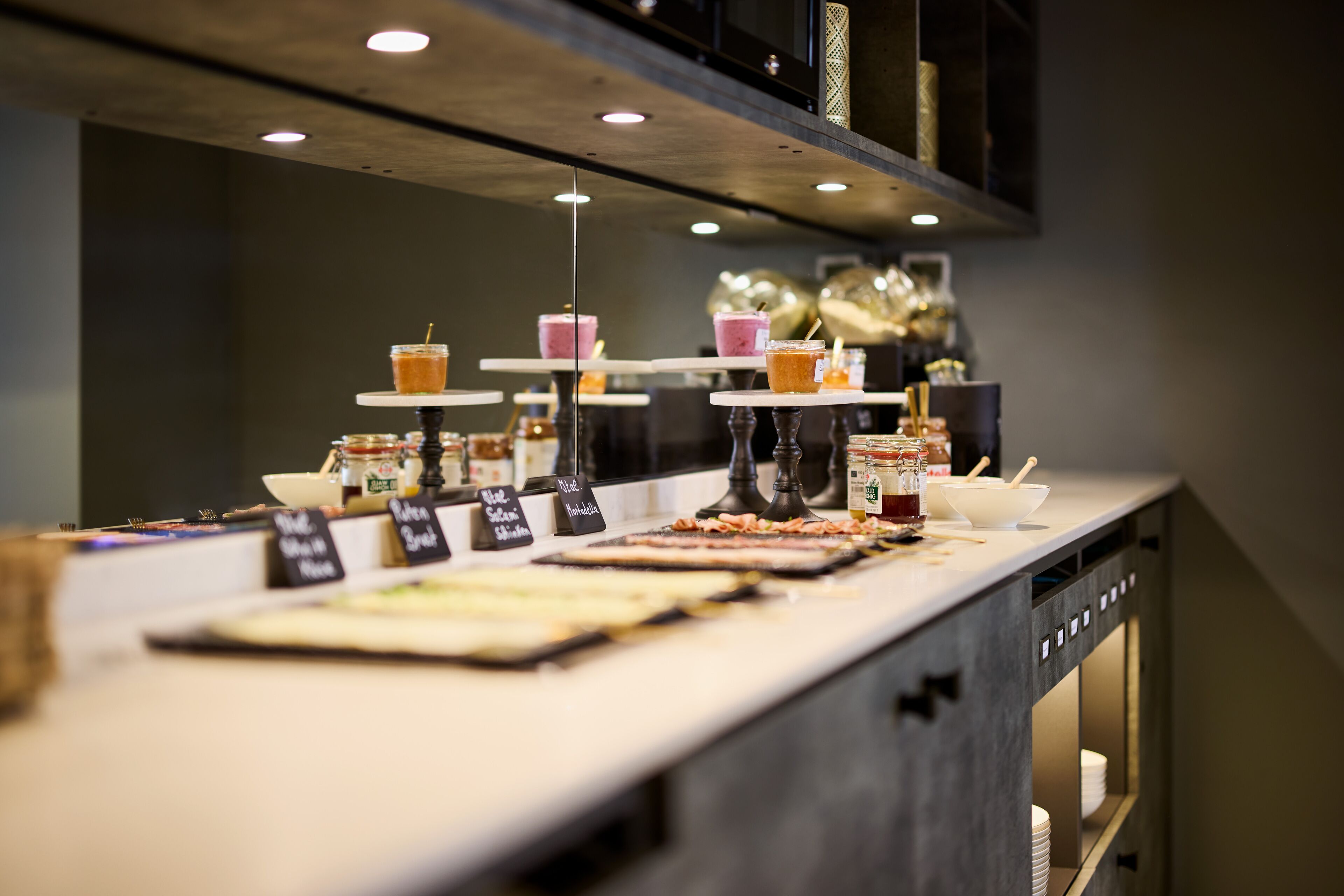 Un montaje tipo buffet con diferentes alimentos y bebidas.