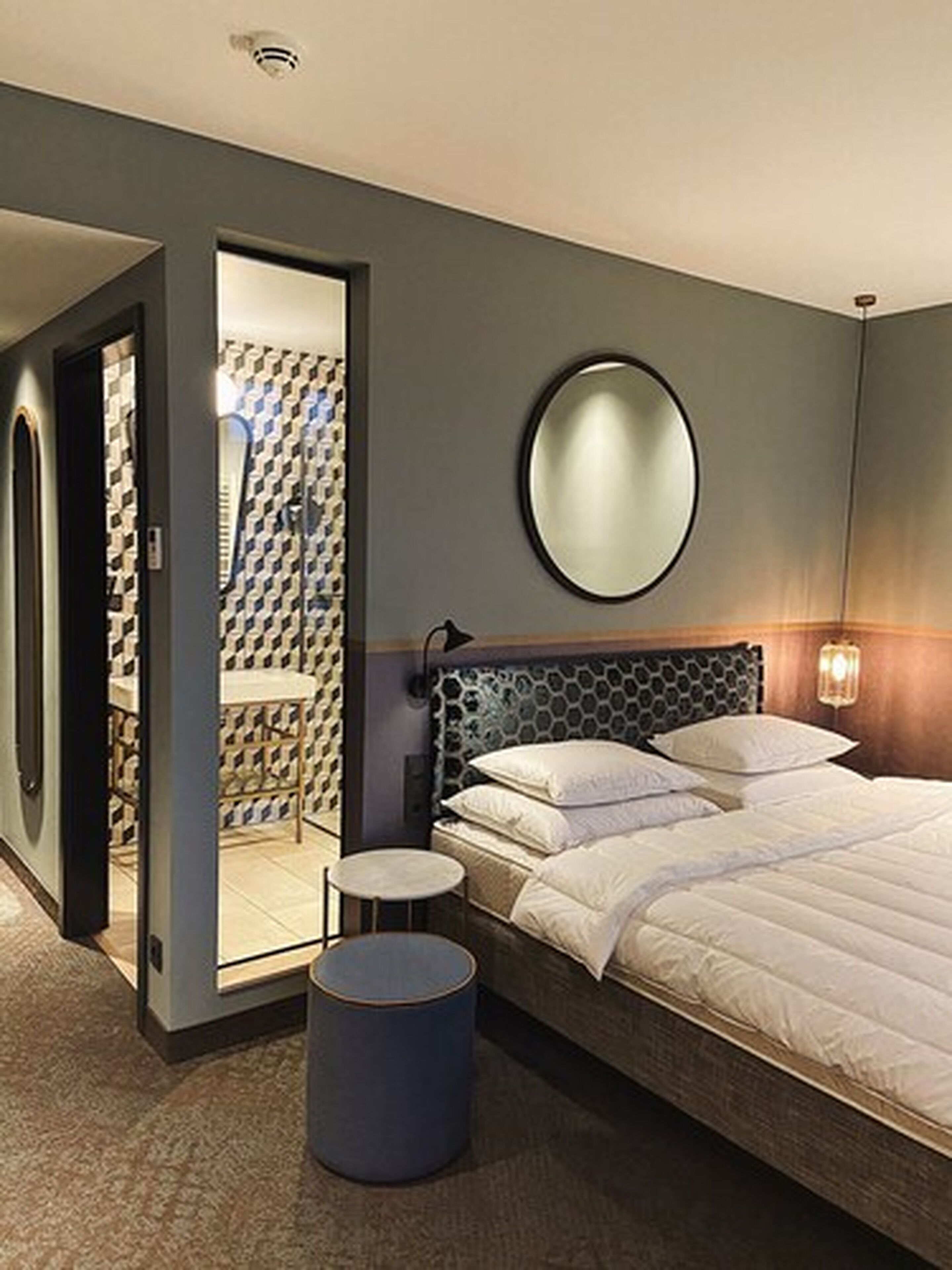 hypo-allergenic bedding, in-room safe, desk, laptop workspace