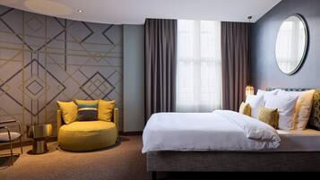 Superior-studio (Queen Bed) | Allergiatestatut vuodevaatteet, tallelokero huoneessa, työpöytä