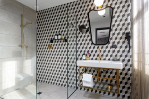 Shower, hair dryer, towels - Postboutique Hotel (Wuppertal)