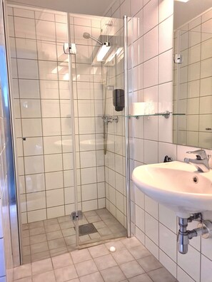 Eenvoudige eenpersoonskamer, 1 eenpersoonsbed, niet-roken | Badkamer | Een douche, een haardroger, handdoeken