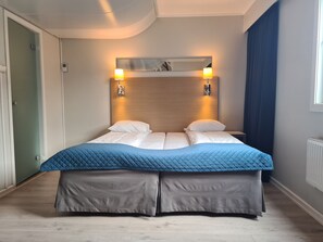 Kahden hengen standard-huone (kaksi sänkyä), 2 yhden hengen sänkyä, tupakointi kielletty | Työpöytä, pimennysverhot, äänieristys, ilmainen Wi-Fi