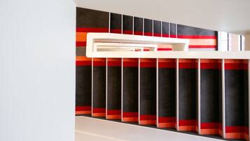 Una escalera de diseño moderno, con un patrón a rayas negras y rojas en las paredes.
