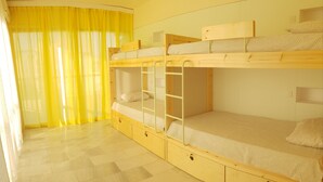 共同ドミトリー 男女共用ドミトリー 共用バスルーム | 高級寝具、防音設備、アイロン / アイロン台、WiFi (無料)