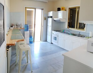 Refrigerador con congelador, microondas, horno y parrilla de estufa 