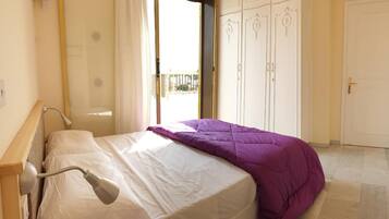 Premium bedding, soundproofing, iron/ironing board, free WiFi