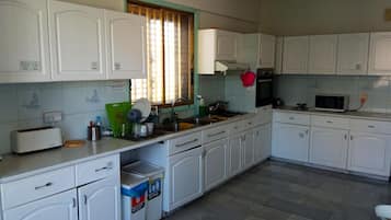 Full-size fridge, microwave, oven, stovetop