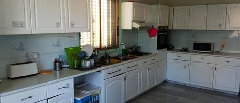 Full-sized fridge, microwave, oven, stovetop