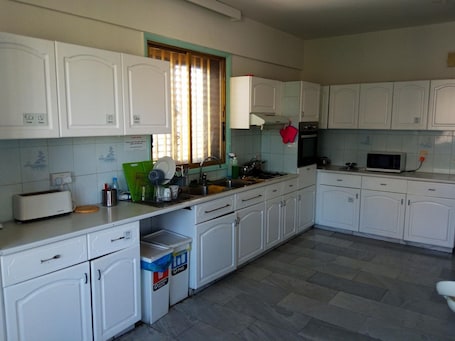 Refrigerador con freezer, microondas, horno, placa de cocina