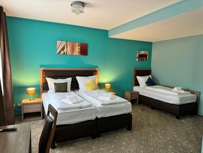 Standard Triple Room | Desk, soundproofing, iron/ironing board, free WiFi - easy&cosy Hotel Moers (Moers)