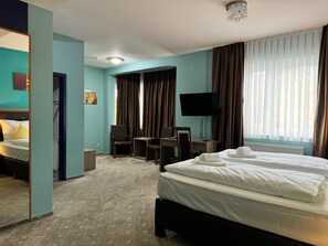 Standard Triple Room | Desk, soundproofing, iron/ironing board, free WiFi - easy&cosy Hotel Moers (Moers)