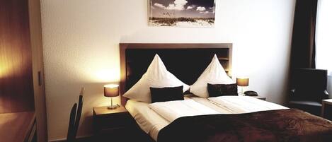 Schreibtisch, schallisolierte Zimmer, Bügeleisen/Bügelbrett