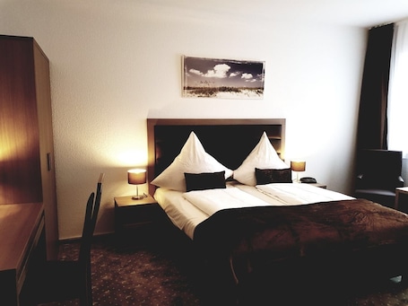 Desk, soundproofing, iron/ironing board, free WiFi. easy&cosy Hotel Moers