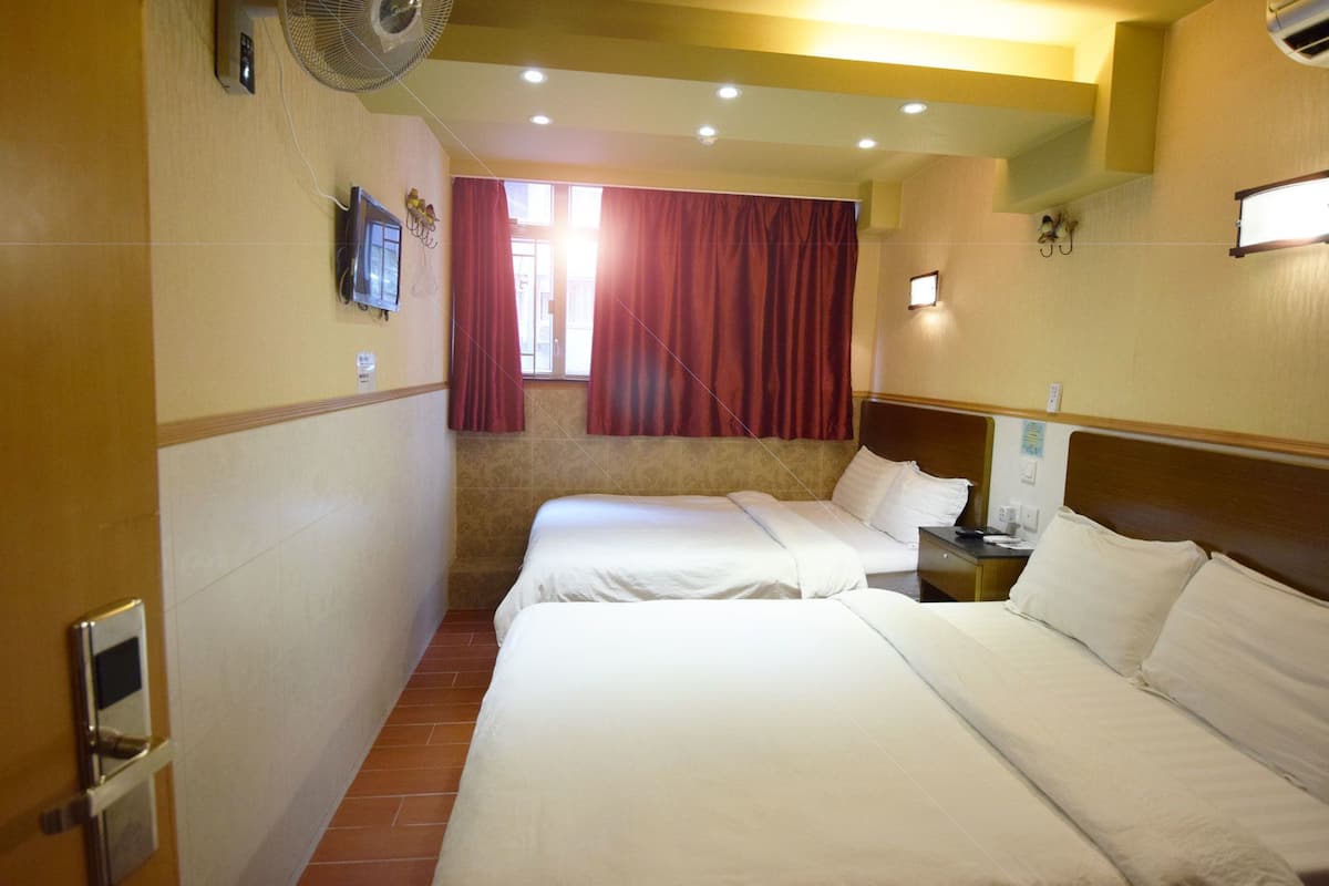 Tabla de planchar con plancha, wifi gratis y ropa de cama