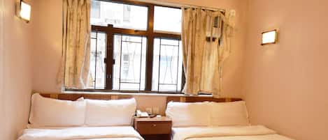 Habitación triple básica, varias camas, para no fumadores | Tabla de planchar con plancha, wifi gratis y ropa de cama
