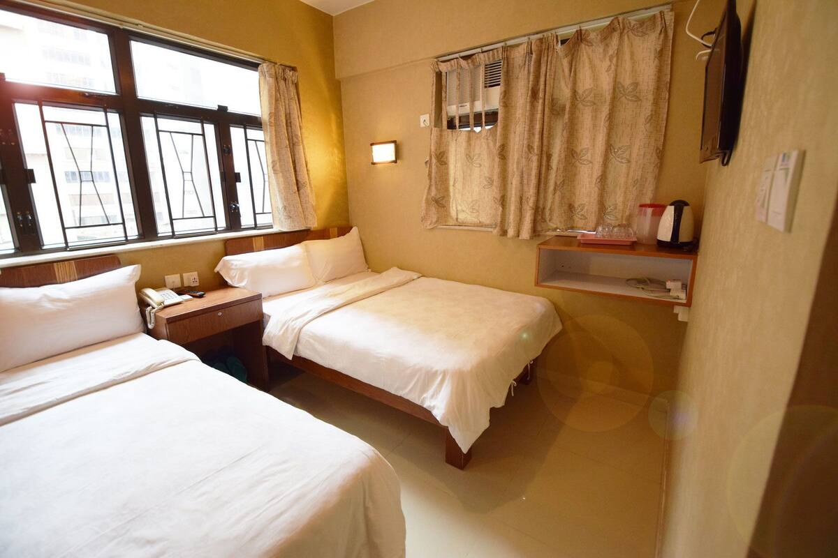 Habitación cuádruple básica, 2 camas matrimoniales, para no fumadores | Tabla de planchar con plancha, wifi gratis y ropa de cama