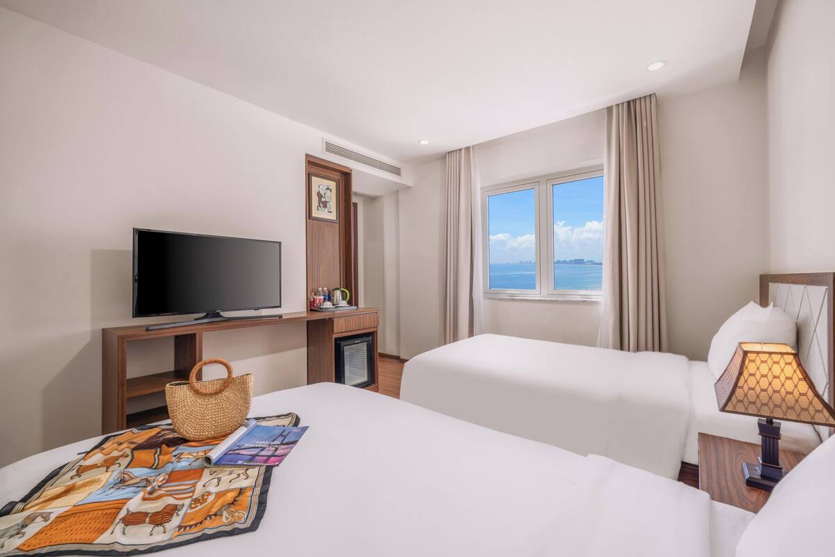 Ropa de cama hipoalergénica, minibar, escritorio y cortinas blackout 