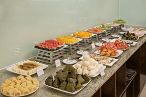 Breakfast, lunch and dinner served - De Lamour Hotel (Da Nang)