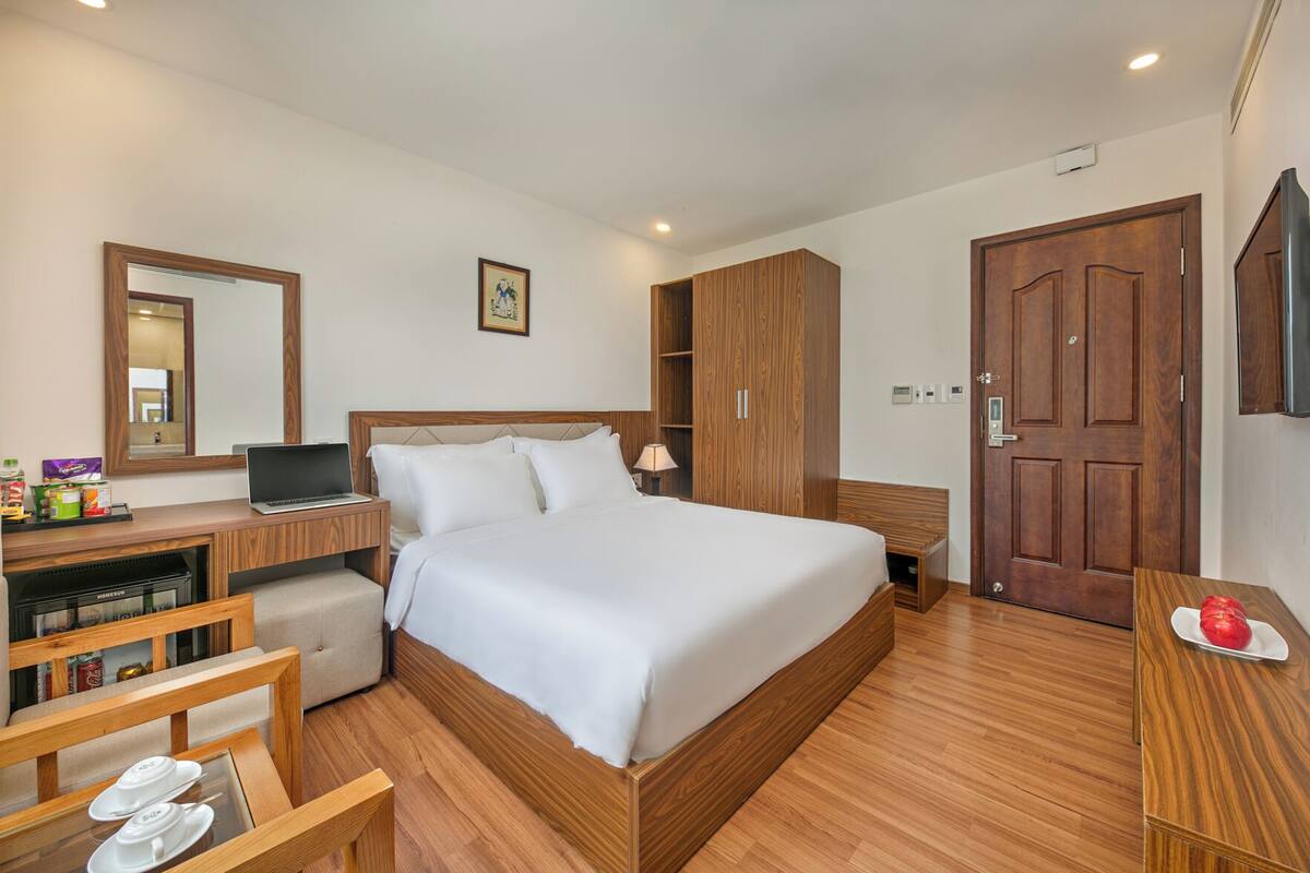 Ropa de cama hipoalergénica, minibar, escritorio y cortinas blackout 