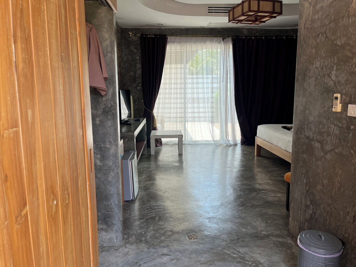 Quarto moderno com cama, escrivaninha e cadeira.
