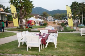 Serveert ontbijt, lunch, diner, Thaise gerechten