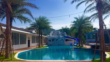 3 outdoor pools