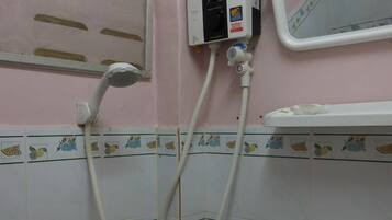 Douche, articles de toilette gratuits, serviettes fournies