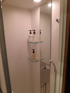 Bathroom shower - No Borders Hostel (Tokyo)