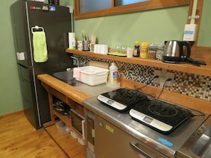 Full-size fridge, microwave, stovetop, electric kettle - No Borders Hostel (Tokyo)