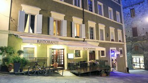 A restaurant named "Ristorante Le Campane" with outdoor seating and a bicycle parked outside. - B&B Le Aquile (Siena)