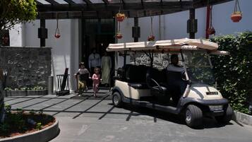 Pintu masuk hartanah