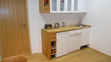 Lemari es, microwave, kompor, dan mesin pencuci piring