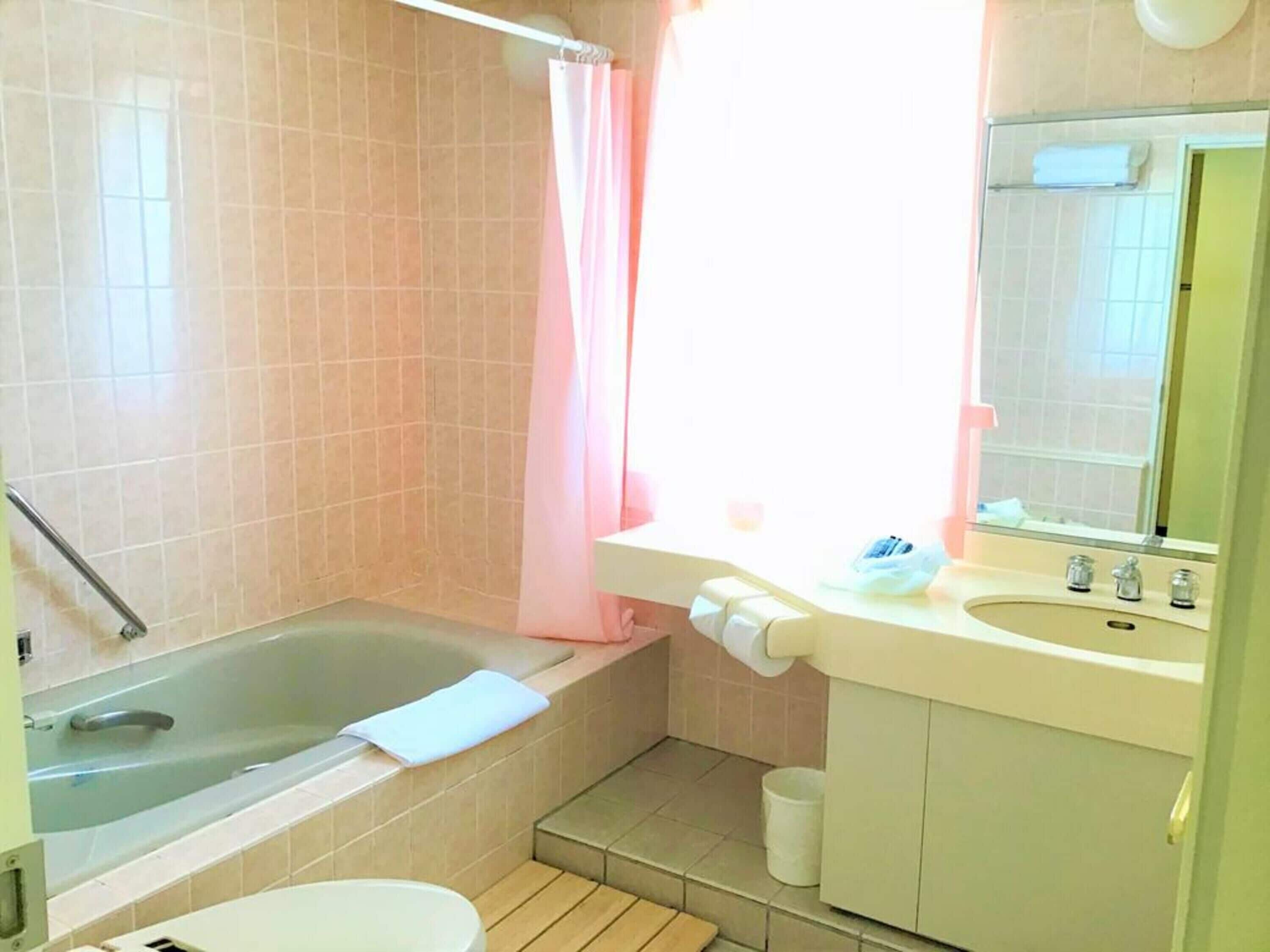 deluxe twin room, non smoking | bathroom | combined shower/bathtub, deep-soaking bathtub, free toiletries