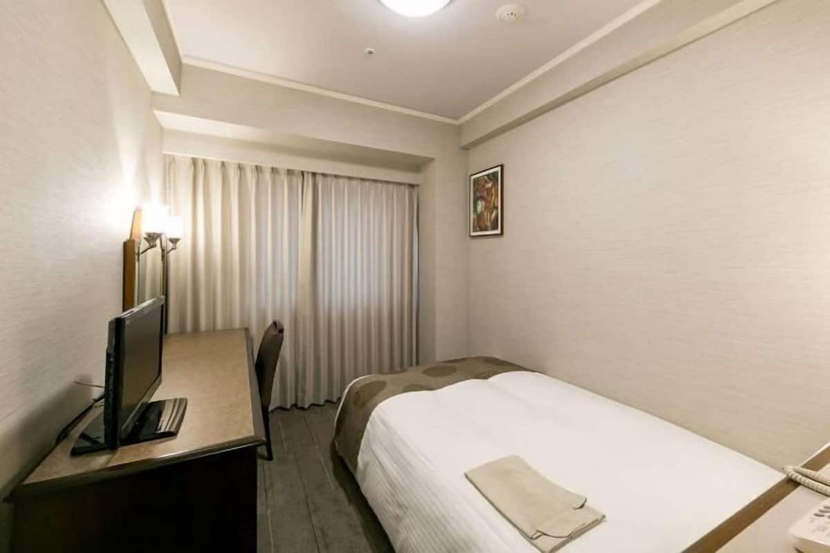 2 bedrooms, desk, laptop workspace, blackout curtains
