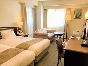 Tomannsrom – deluxe, ikke-røyk | Skrivebord, skrivebord for bærbar PC, blendingsgardiner og lydisolert