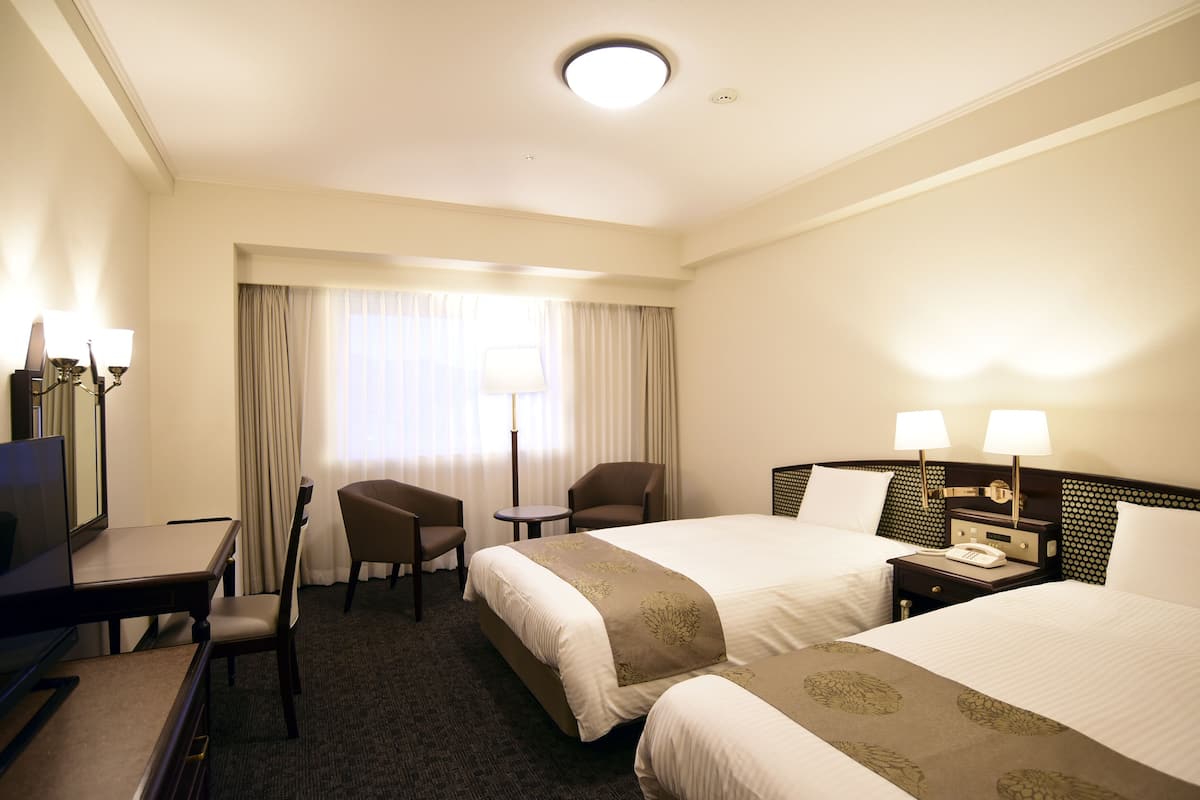 2 bedrooms, desk, laptop workspace, blackout curtains