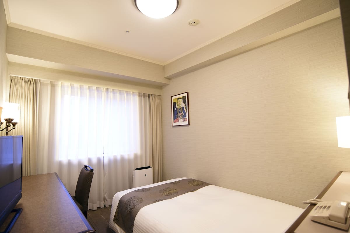2 bedrooms, desk, laptop workspace, blackout curtains