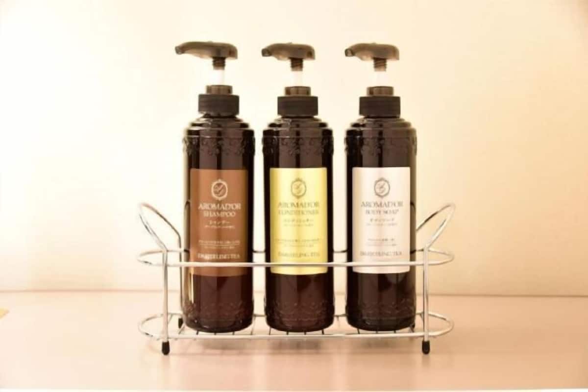 Bathroom amenities | Combined shower/bathtub, deep-soaking bathtub, free toiletries