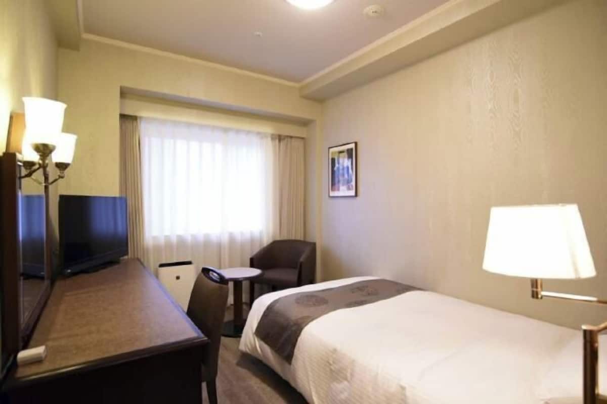 2 bedrooms, desk, laptop workspace, blackout curtains