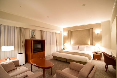 Desk, laptop workspace, blackout drapes, soundproofing. Hotel Sankyo Fukushima