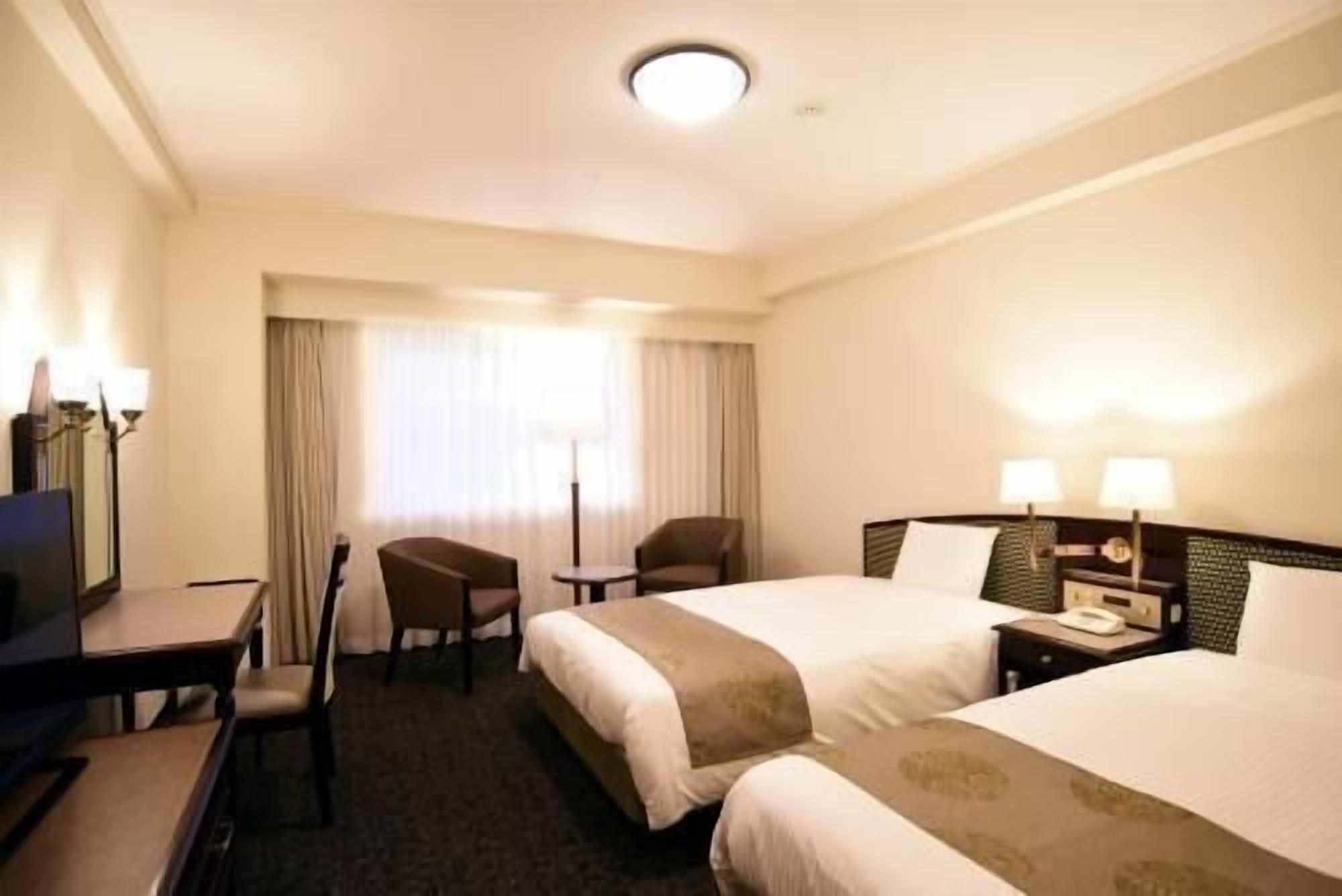Escritorio, espacio para trabajar con laptop y cortinas blackout 
