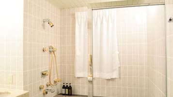 Combined shower/tub, deep soaking tub, free toiletries, hair dryer