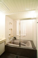 Bañera con ducha, bañera profunda, artículos de tocador gratuitos