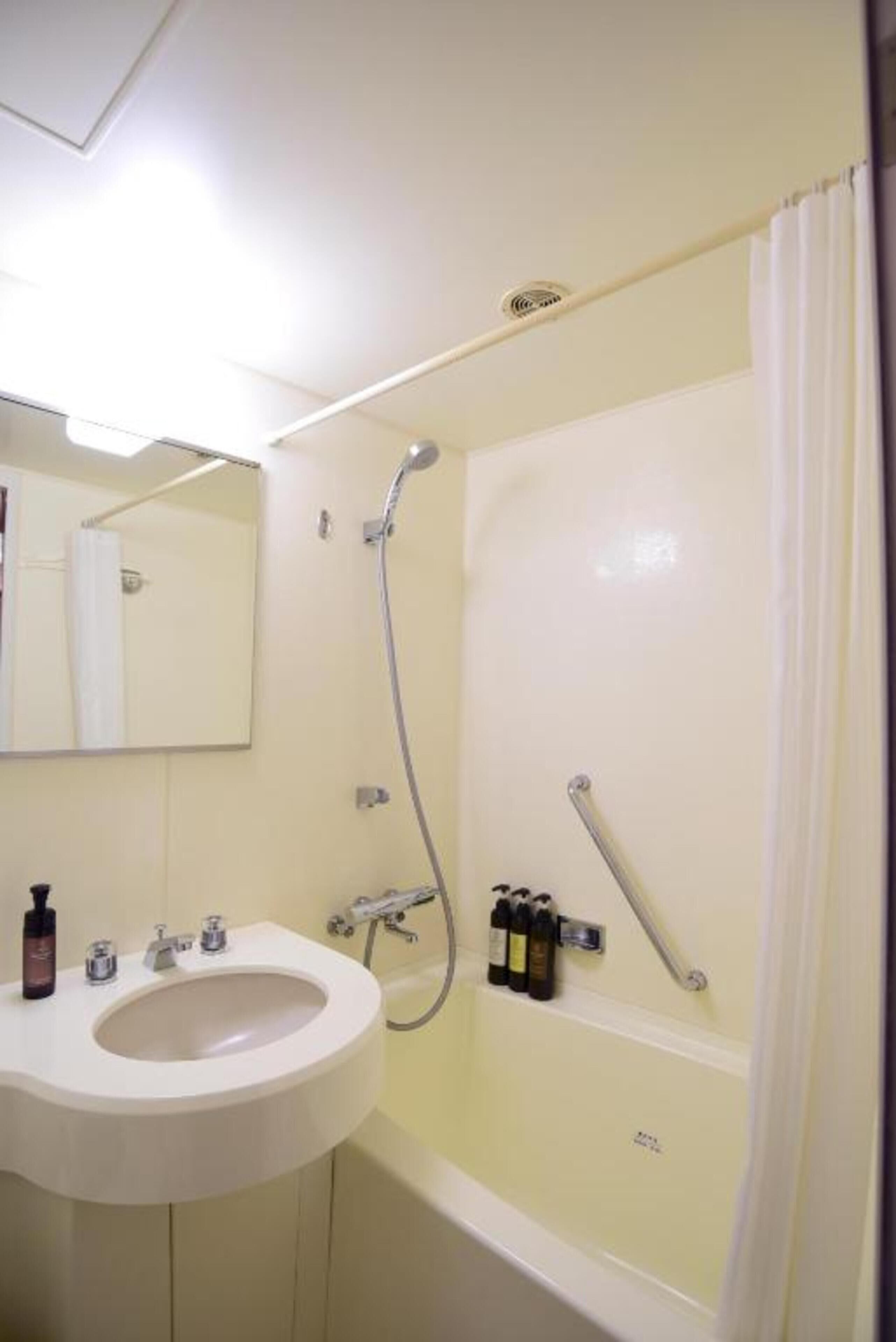 combined shower/bathtub, deep-soaking bathtub, free toiletries