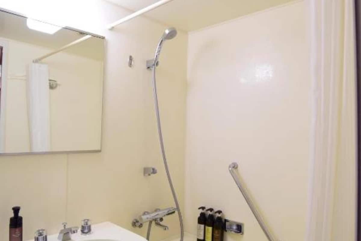 combined shower/bathtub, deep-soaking bathtub, free toiletries